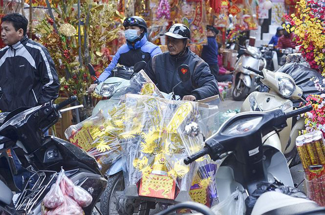 Người dân Hà Nội chen chân mua đồ ông Công ông Táo